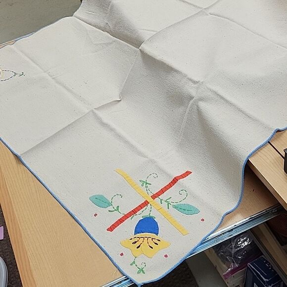 Vintage Linen 29" X 30" Embroidered Tablecloth & Four Napkin Set 1950s - Picture 4 of 7